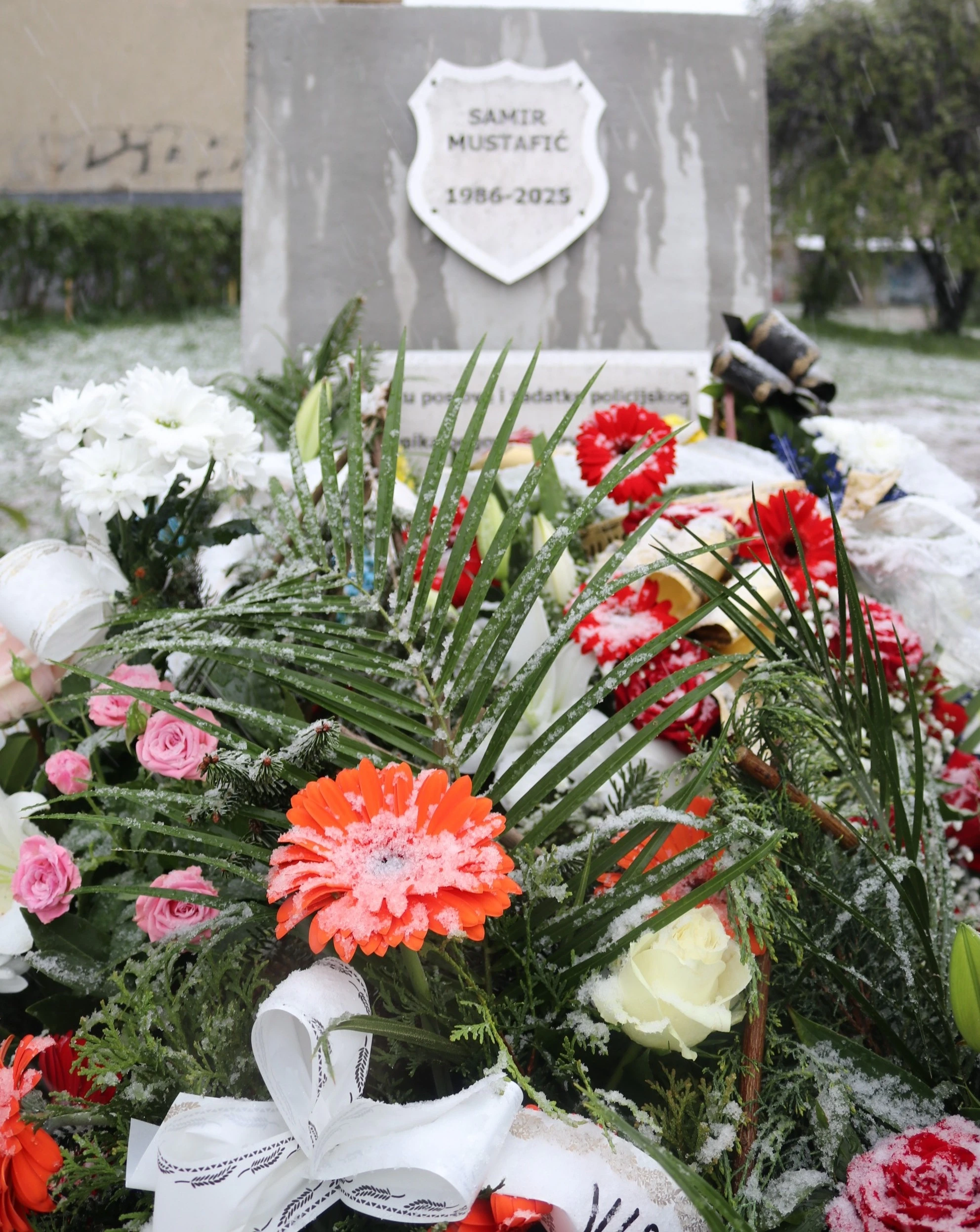 Otkriveno spomen obilježje u čast nastradalom policijskom službeniku Samiru Mustafiću u Tuzli