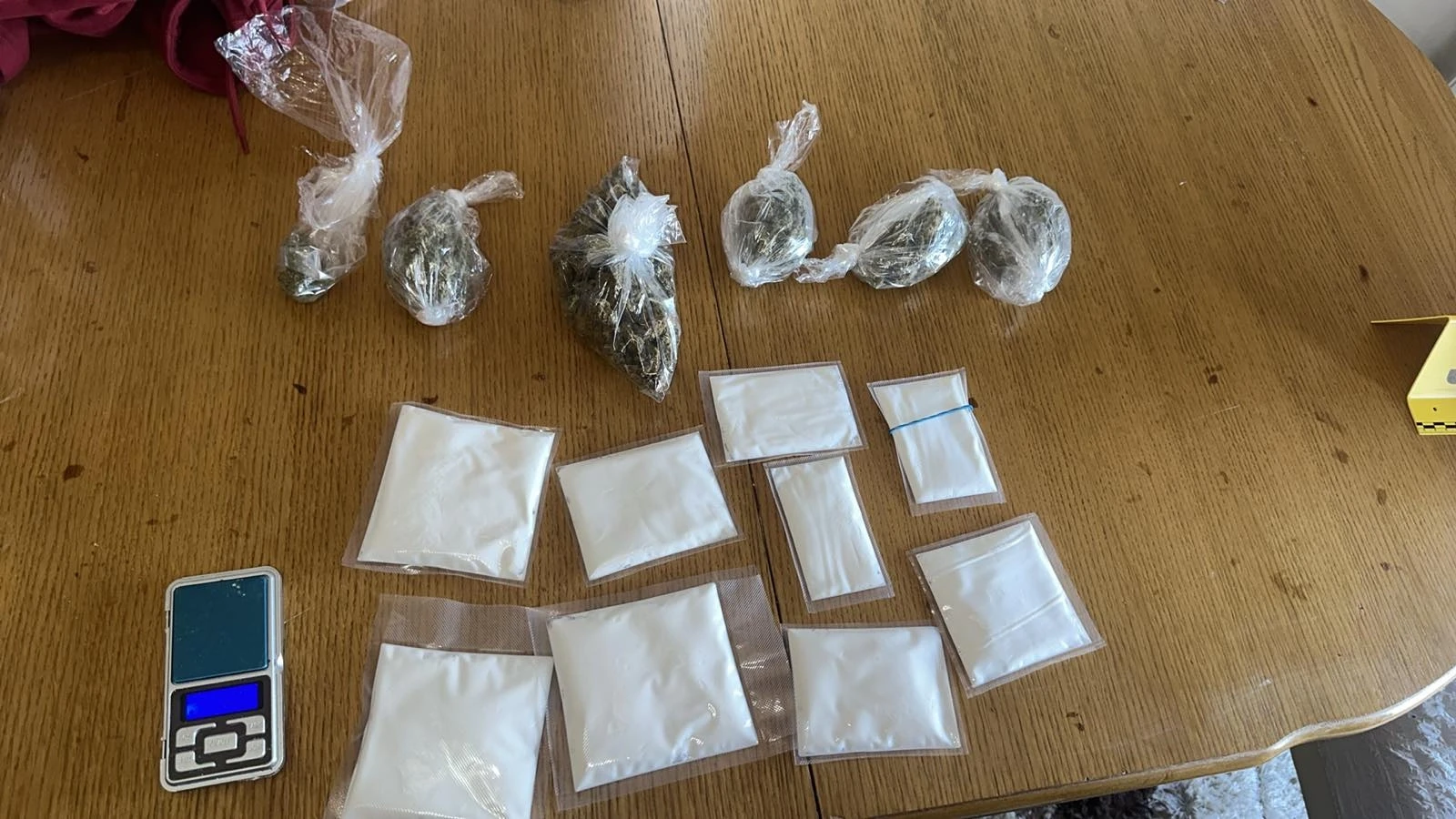 Uprava policije MUP TK - Pronađena veća količina opojne droge i novac, lice iz Gradačca predato Tužilaštvu